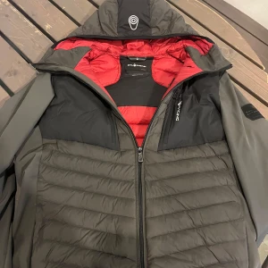 Sail racing jacka  - 6 månader gammal, i väldigt bra skick, nypris är 4500 men säljer den för 2500. Kontokta mig vid intresse eller frågor  