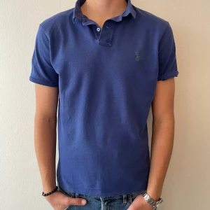 Ralph Lauren piké  - Ralph Lauren piké i väldigt fint skick, tröjan är i storlek L och modell 193 cm lång. Skriv gärna vid frågor och funderingar 🙌🏻