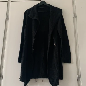 Svart kofta med dragkedja - Svart stickad kofta med dragkedja (kort dragkedja, mer som en detalj). 