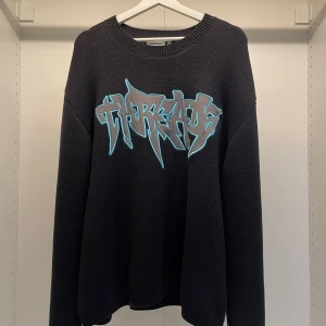 Svart tröja från Weekday oversized - Säljer en svart tröja från Weekday med ett coolt blått tryck på framsidan. Tröjan är långärmad och perfekt för både höst och vinter. Den är i bra skick och passar perfekt för en avslappnad stil. Perfekt för dig som vill ha något bekvämt och stilrent!