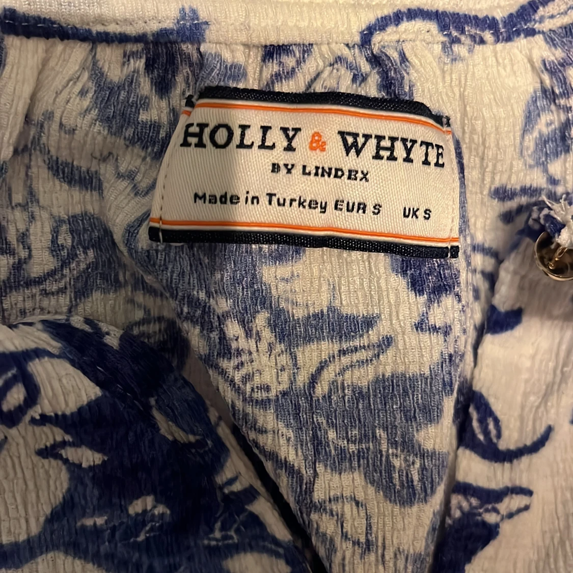 Blåvit blommig blus från Holly & Whyte - 90