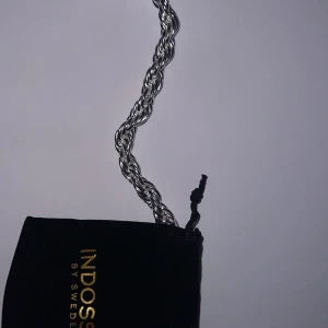 Silverarmband - Silverarmband i rostfritt stål från indossa. 8mm, 21 cm längd. Helt nytt och oanvänt. Säljs då jag skaffat ett nytt. Nypris 499 kr. 