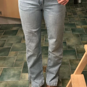 Högmidjade utsvängda jeans från Kappahl - Ett par blå högmidjade utsvängds jeans i storlek 164 fån Kappahl. Har inga större defekter. Har en liten slits nere vid benet. 
