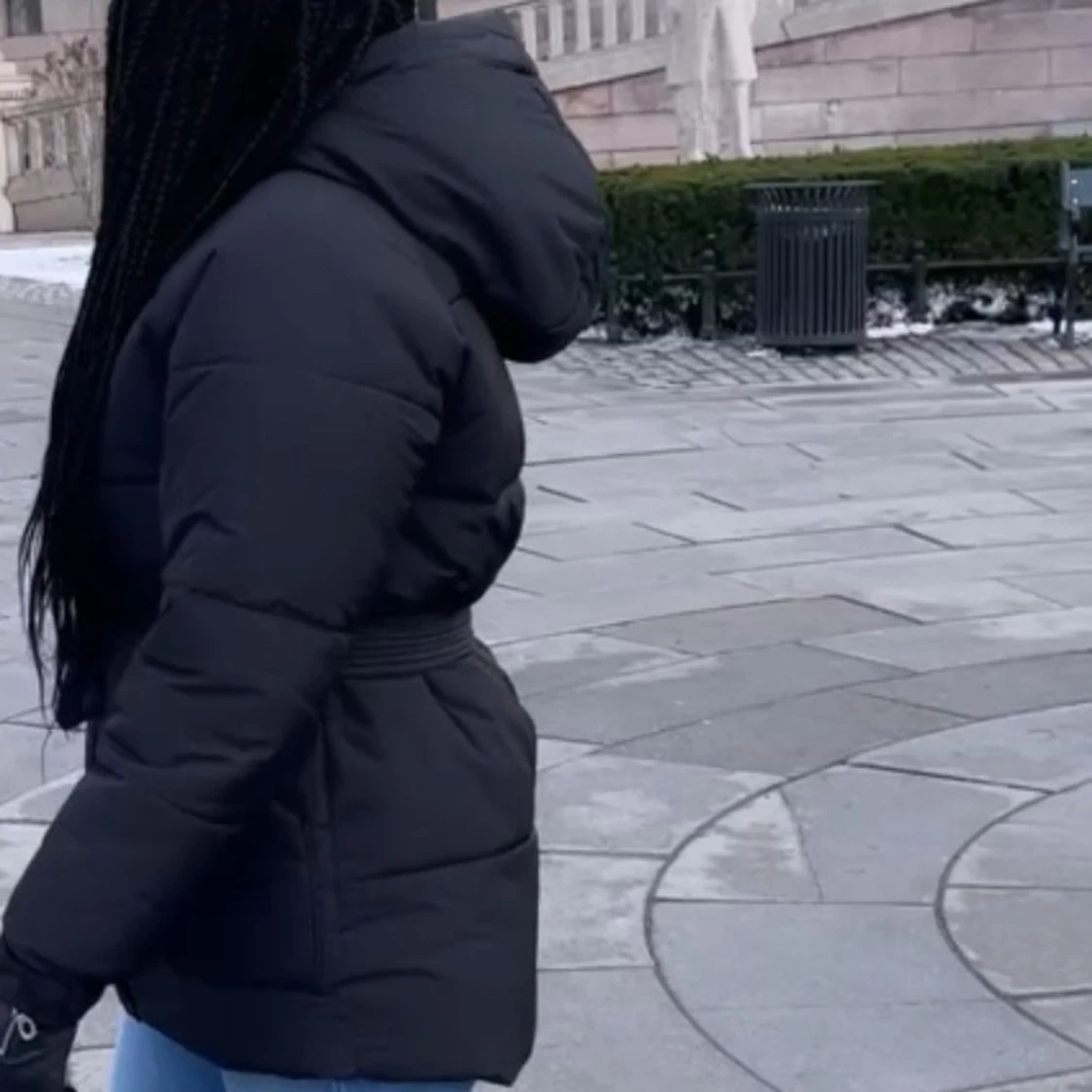 	1.	Svart puffig jacka – stilig & varm	med bälte och huva! - 1