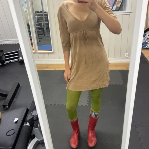 Beige klänning - Beige klänning med snörning. Känns lite Aria Montgomery. Tyget är merparten silke och resten bomull och u toppenskick! Skriv vid frågor ☺️