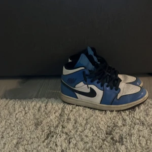 Jordans 1  - Säljer mina gamla skor för de kommer aldrig till användning. Rätt fräscha för ett kanon pris! Kan går ner i pris vid snabb affär!