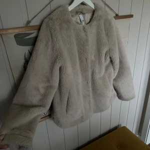 Mjuk teddyjacka st S  - Elegant lyxig Teddyjacka st S  oanvänd 