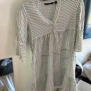 Randig klänning  - Jätte söt randig klänning från Vera Moda  Används aldrig!❤️