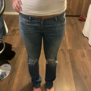 Lågmidjade bootcut jeans  - Säljer dessa super snygga lågmidjade bootcut jeansen skriv gärna om ni är intresserade eller undrar något 💕
