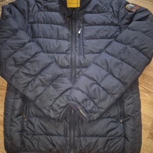 Parajumpers dunjacka - Marinblå OBS! Litet minihål på vänster arm. Annars mycket gott skick! Strl Y-S