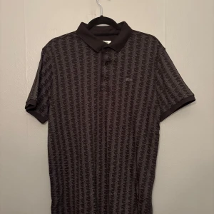 Lacoste monogram piké  - Aldrig använd och säljer pga för stor på mig. Skick 10/10