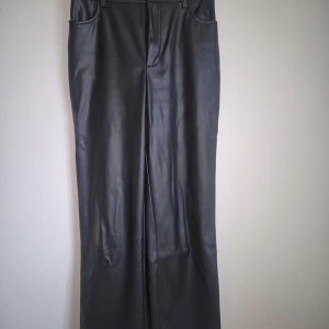 Fejkskinnbyxa från NaKd - Rak byxa i strl 36  Näst intill oanvända