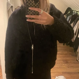svart bomberjacka från zara - superfin bomberjacka i teddy material som inte längre kommer till användning. storleken är L men är väldigt liten i storleken så skulle passa en S/M också! skriv för mer bilder 💕