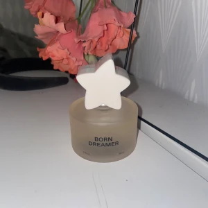 Charli Damelios perfym - Väldigt lik cloud av ariana Luktar sött och godis  50ml