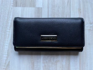 Jimmy Choo Kuvertväska Plånbok Väska Kuvert Wallet Cho - Hej,  Säljer: Jimmy Choo plånbok precis som originalet. Färg: Svart  Skick: Ny  Info: Flera fack för kort och myntfack.