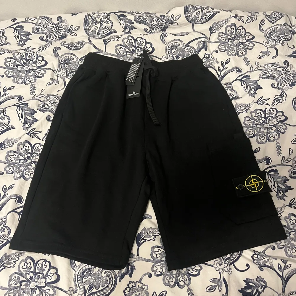 Helt nya Stone island shorts storlek l. Har inte använt de, helt nya med påse. Om ni har några frågor eller offer skriv gärna. Shorts.