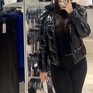 Vinterjacka Calvin Klein jeans  - Säljer nu denna stilrena och varma vinterjacka från Calvin Klein, pågrund utav att den ej kommer till användning. Jackan har använts endast ett fåtal gånger och är i perfekt skick. Just den här modellen är slutsåld, men forfarande väldigt efterfrågad. 