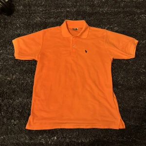 Polo piké - Vintage polo piké i bra skick med inga defekter. Jag är 188 och har ungefär 55cm axelbredd. Står att den är XL men den sitter som en L. Om du undrar varför den är billig skriv till mig :)