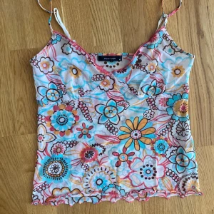Blommig topp - blommig mesh-topp ! lite genomskinlig ❤️‍🔥✨