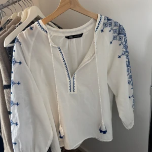Zara blouse - Supergullig Zara blouse med blåa detaljer längst armen. Har en superliten fläck som knappt syns, men skriv för bild. Storlek S, hade passat Xs med. Priset går att diskutera ❤️