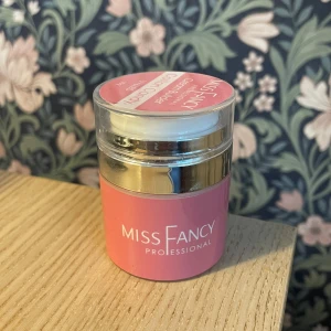 Builder gel - säljer detta builder gel som endast är testad på en nagel!💕 så fin färg!!! (Orginalpriset är 325☺️)