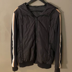 Hugo boss Cardigan  - Tjena! Riktigt fet cardigan ifrån Hugo Boss med avtagbara ärmar. I fint skick med endast något solblekt midjeresår. Tveka inte på att kontakta mig vid frågor✅