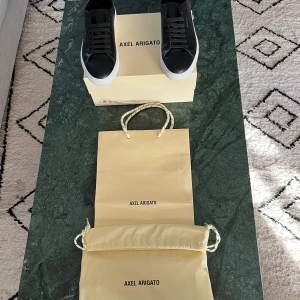 AXEL ARIGATO CLEAN 90 (OANVÄNDA) - Ett helt oanvända skor som man fick i present men tyvärr för små, otroligt fräscha skor som passar till alla möjliga outfits:),nypris ca 2500kr mitt pris 1499kr