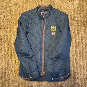 Morris jacka  - Fin Morris jacka som är perfekt till hösten! 🍂🍁Jackan är i bra skick o är i storlek S.  Hör av dig vid frågor! 