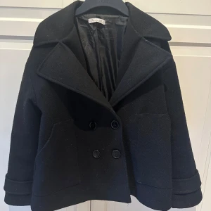 Kort kappa  - Svart kort kappa från Designbysi i fint skick som inte längre kommer till användning🩷 Strl: XS/S, nypris: 760kr