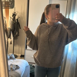 Stickad hoodie - En jättefin stickad Hoodie från Lindex som inte har använts så mycket