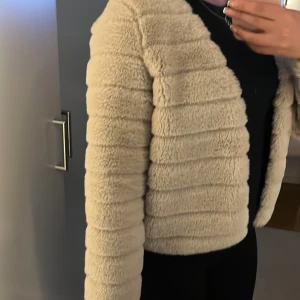 Pälsjacka  - Supermjuk och skön fluffig jacka. Den är i jätte fint skick!