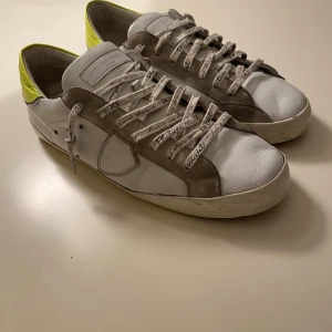 Phillipe model strl 40  - Klassiska Phillipe Model skor i storlek 40(väldigt stora i storleken) sulorna är lite trasiga men dom funkar ändå och de går säkert att återgjärda hos skomakare 