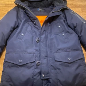 Ralph Lauren Jacka - Tja! Säljer nu min riktigt feta Ralph Lauren jacka som är en varm field jacket! Den är i storlek 164/xs. Skicket är bra 9/10 inga defekter. Har ni några funderingar och vill ha mer bilder så tveka inte på att fråga!