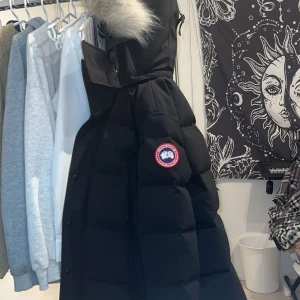 Canada goose wyndham parka  - Jätte fint skick Storlek S inget kvitto  Köpt på NK 