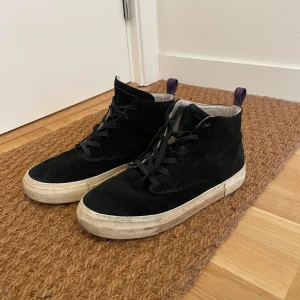 Eytys skor - Ett par riktigt snygga Eytys i mocka tyg. Det är väldigt bra kvalitet och i ett fint skick!  Storlek 42