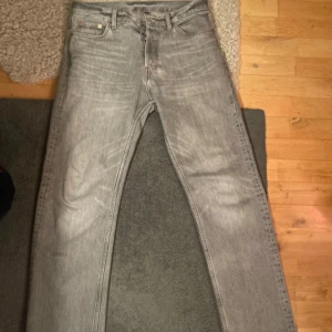Grå jeans från Weekday - Säljer ett par grå jeans från Weekday i modellen Space Relaxed fit. Använda men sparsamt. Jeansen är i ett bra skick och inga missfärgningar, hål eller likande finns på byxorna. Säljer eftersom de har blivit för små.