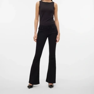 lågmidjade svarta jeans  - säljer dessa lågmidjade jeans från vero moda. jätte bra material men tycker att de sitter för kort på mig. kostar originellt 600 