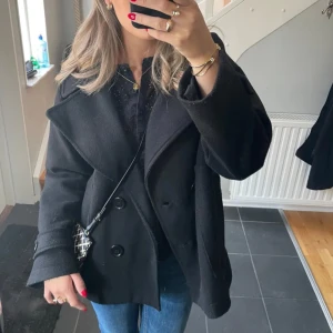 Designed by si kappa - Denna kappan är köpt från Plick men va lite för står vi ha av nopprat den så den är inte nopprig o h ser ut som ny aldrig använd 