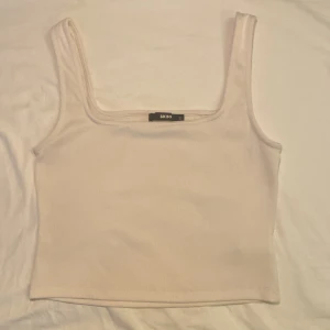 vitt linne - gulligt vitt linne med lite tjockare material 💕 säljer då jag har ett likadant 💓 aldrig använt och i bra skick! 💕