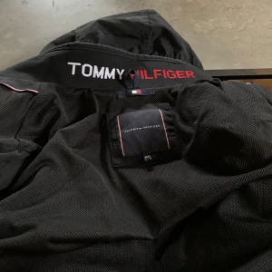 Tommy HilFiger jacka - Använd typ 3 gånger köpt på väla storlek s 164