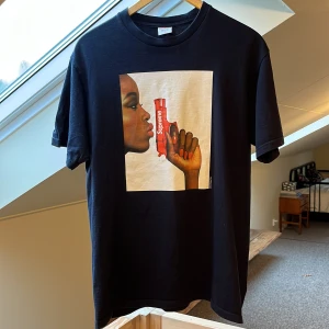 Supreme T-shirt  - Snygg supreme t-shirt, den är köp för ca 1000kr i somras och har bara använts några gånger. Skick 9/10 nästan helt ny.  Storlek M men passar också S. 