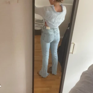 Snygga fräscha jeans  - Säljer mina jeans från zara som jag aldrig använder, storlek 36. Jag är 170 lång, dessa jeansen är långa i benen🤩Tveka inte på att höra av er vid frågor och funderingar☺️