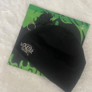 Cyna World 💫 - En fet mössa som funkar bra för alla 4 års sesonger. Den är helt nyinköpt och säljer den eftersom att jag inte passade så bra i den. One size mössa som säljs för bra billigt pris.