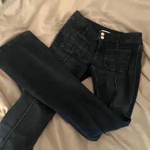 superfina lågmidjade bootcut jeans från gina young, endast testade en gång! stl 164 och är som en xs 💕