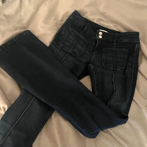 nya jeans gina bootcut  - superfina lågmidjade bootcut jeans från gina young, endast testade en gång! stl 164 och är som en xs 💕