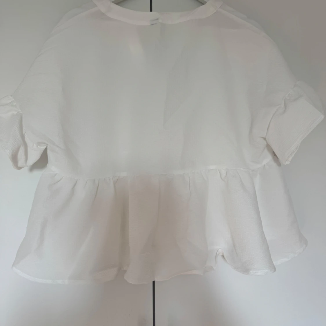 Vit blus med volangdetaljer - 90