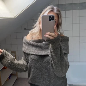 Off shoulder tröja - Säljer då den inte har kommit till användning. Bilder är från förra säljaren🩷