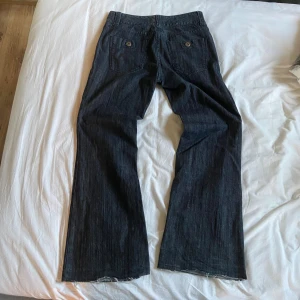 Flared/wide jeans - Mörka flared/wide/baggy jeans skriv om frågor finns🙏 