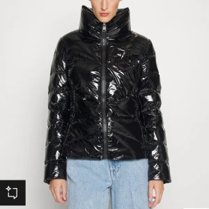 Colmar jacka  - Säljer min super snygga colmar jacka! Den är ganska liten i storleken, brukar vanligtvis ha 36/38 i storlek men denna är en 40! Mycket bra skick, använd fåtal gånger 🫶🏼🩷