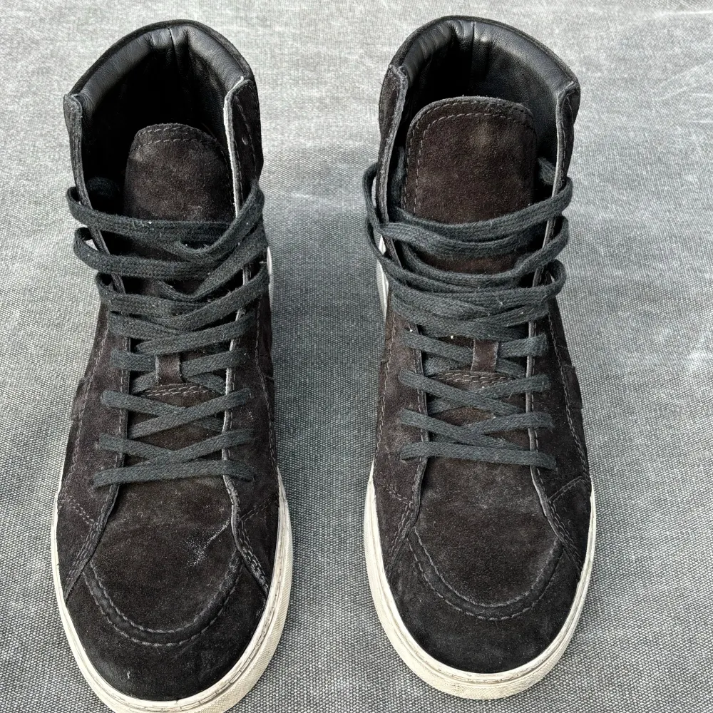 Saint Laurent Paris ”Joe” mid-top sneakers - Storlek: EU 42 (Passar 42-43) - Skick: 7/10 - OG: Dustbags och snören - Nypris: 7000 - Vårt pris: 3000kr - DM för frågor/prisförslag (OBS skoblock ingår ej). Skor.